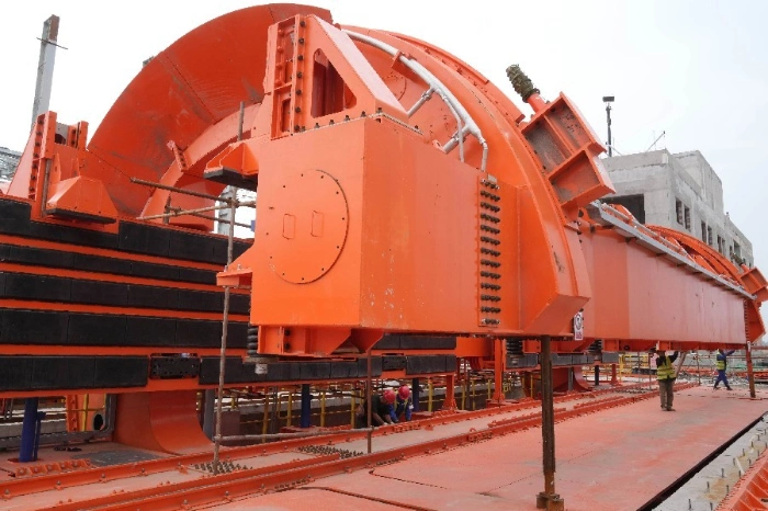 工人在瑞丰钢铁(集团)有限公司"公转铁"专用线项目的翻车机房建设工地