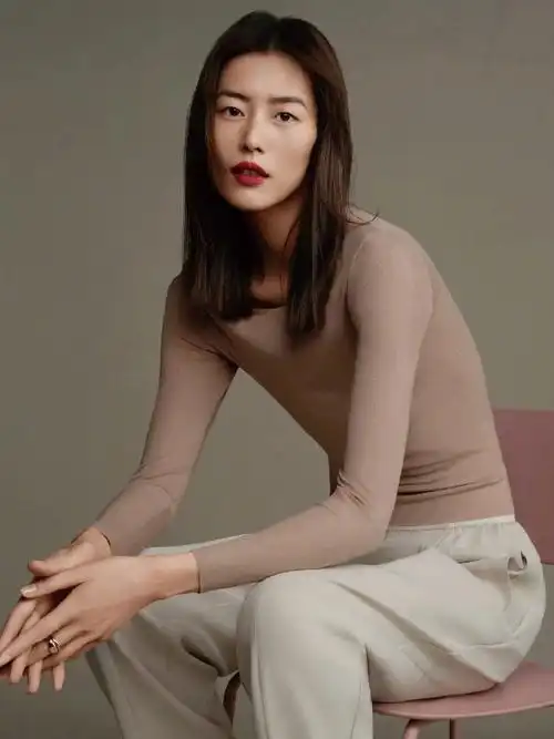 刘雯 # 新代言look,时尚中不乏轻柔温婉(图片来自网络,侵删)