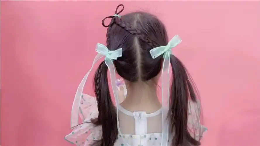 小女孩长发如何扎凉爽双马尾辫?