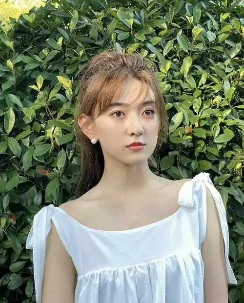 女明星梁洁写真合集:清新靓丽,俊美秀气