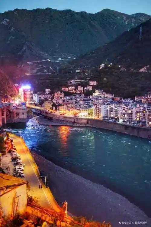 建在狭窄悬崖边的县城雅江