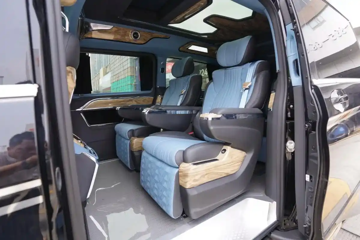 孔雀蓝搭配胡桃木内饰.这款奔驰v260l商务车你喜欢嘛[让我 - 抖音