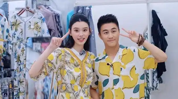 奚梦瑶带何猷君逛平价服装市场58元两套衣服让豪门老公一脸满足