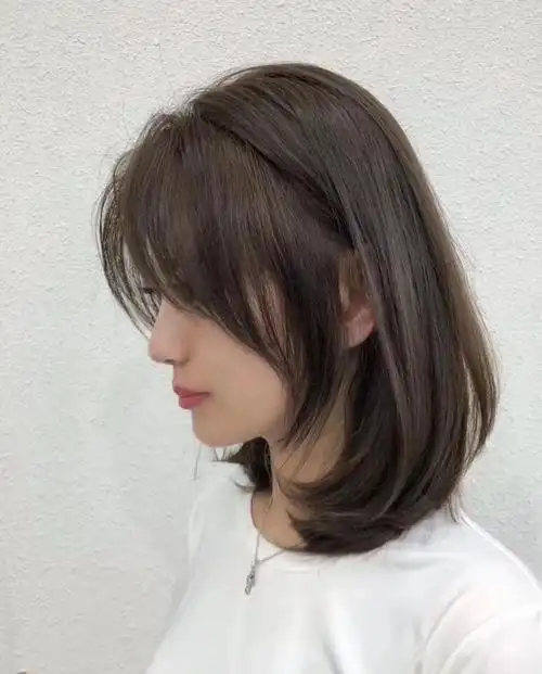 四六个弧度刘海遮面显瘦,长度到锁骨的发尾烫发钩,性感诱人,美到心动.