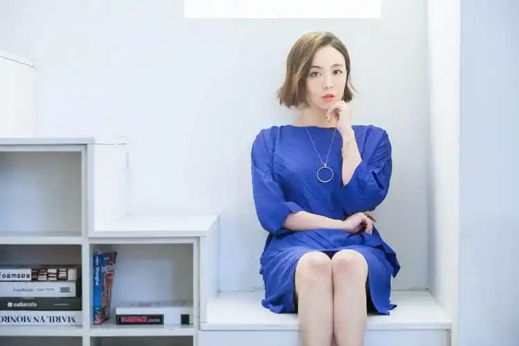 吕佳容少女感洋溢 文艺清甜写真大秀瓷肌