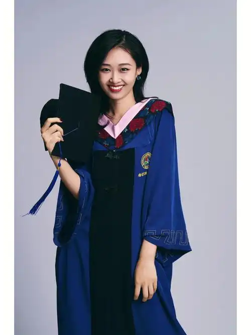 中传播音硕士学位服毕业照