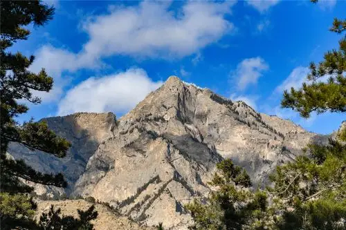 冬日贺兰山 蓝天与风景为伴