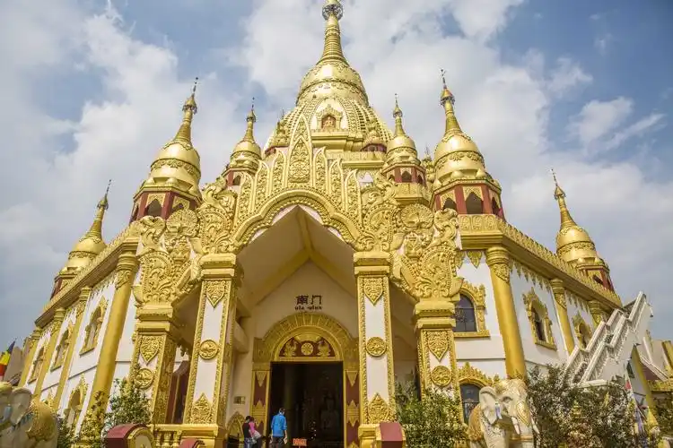 南传佛教第一塔,雄伟壮观金碧辉煌的背后,也有令人和善的力量