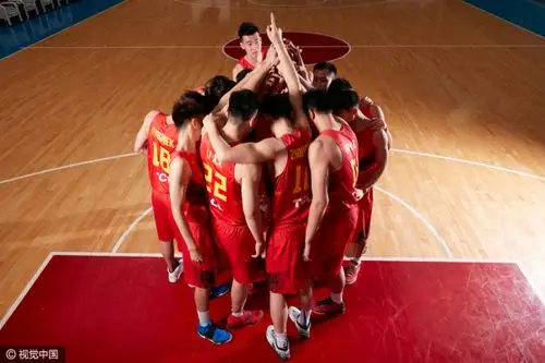 中国男篮集体写真:宫帅上镜 众将集体秀颜值