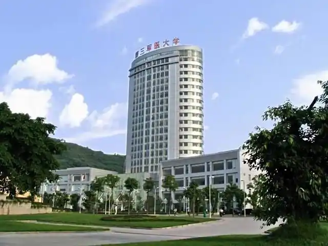 第三军医大学,位于重庆,2017年6月更名为中国人民解放军陆军军医大学