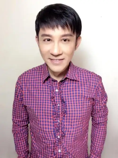 台湾翻唱天王57岁未婚,沦落为烧烤店打工仔,今发生车祸被撞飞!