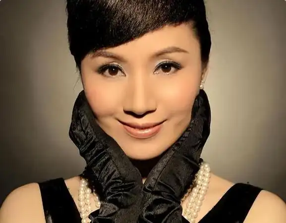 郑源对音乐的热爱源于祖父的影响,从小跟着祖父听收音机里的粤剧,4岁