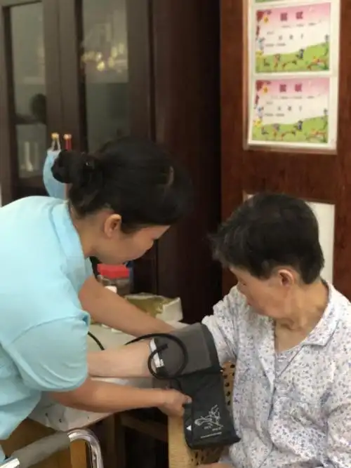 正文 现在,蔡志伟带领护士杨玉明,公卫医师陈琴,为 3000 多名慢性病