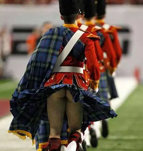 原来穿苏格兰裙子不穿内裤是典故.