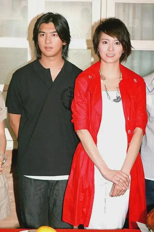 梁咏琪晒出女儿索菲亚正面照,混血高颜值好吸睛!