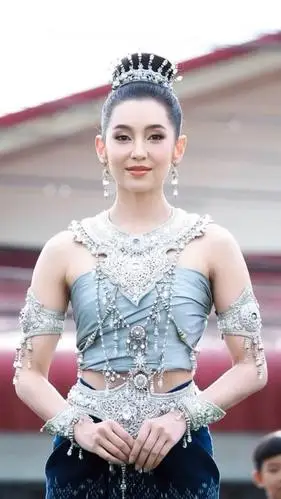 虔诚的女星,优雅的泰国民族服饰,美到净化心灵