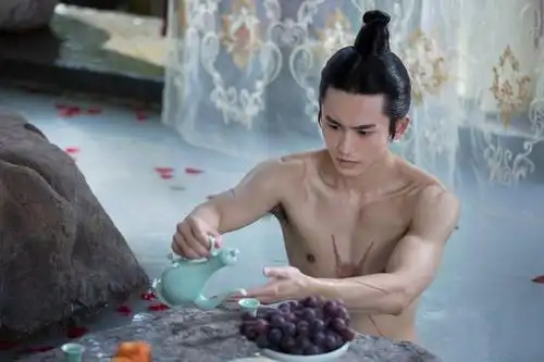 生活中的他其实身材很有料,热衷于健身的张哲瀚还有腹肌,被誉为上戏