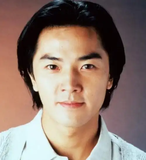 而其中最为瞩目的应该是饰演陈浩南的郑伊健了,当初我们的"浩南哥"