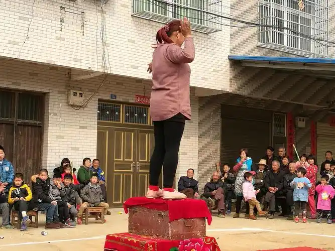 接下来更卖力了,表演了一个脚踩鸡蛋.