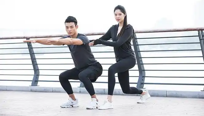 马步下蹲的标准姿势马步下蹲的正确姿势