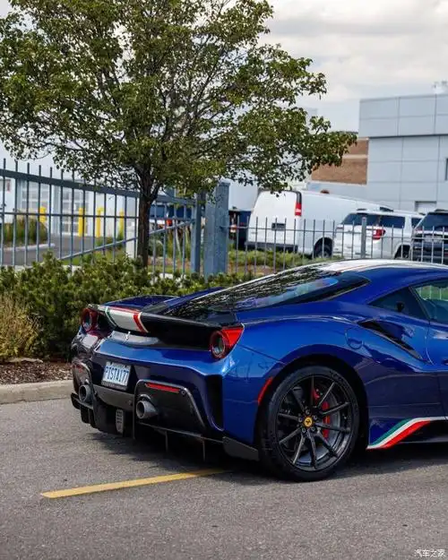 法拉利488 pista piloti;请注意车牌上的亮点