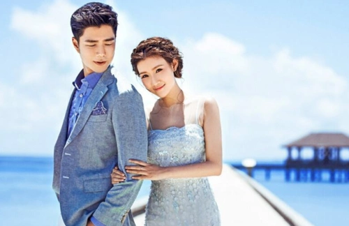 袁成杰和老婆同游大学校园,全程黑脸,要离婚的节奏?