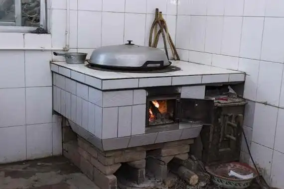 农村砌土灶的讲究拜灶王爷吃温锅饭逐渐消失的习俗