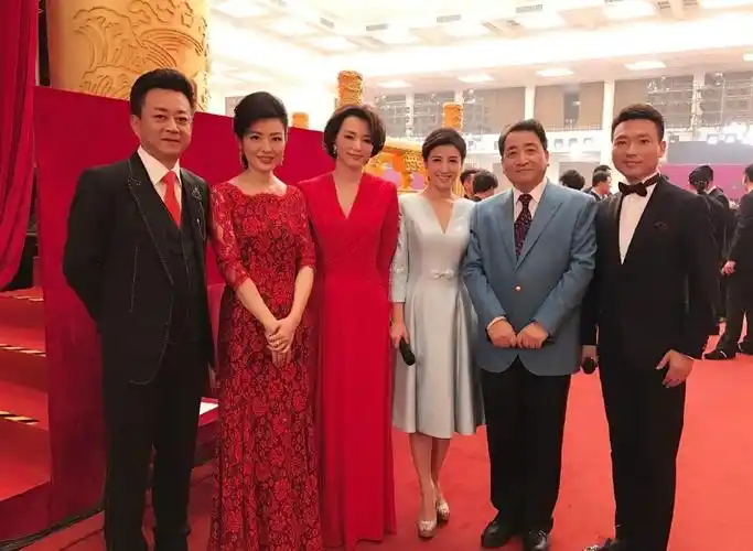 董卿跟最佳搭档朱军同框,一个老气横秋一个穿红裙貌美年轻,但都是有