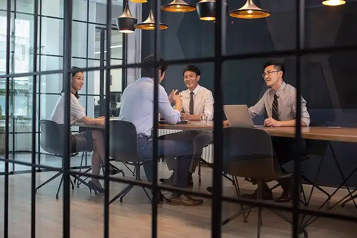 商务人士在会议室开会