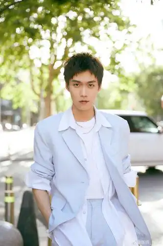 张腾参加了赫莲娜的活动