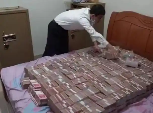 回顾男子花68万买法拍房砸墙发现6000万现金上交后被殴打报复