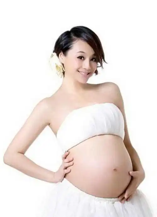 外国女星前仆后继拍露大肚子的怀孕照后,中国也很快和"国际