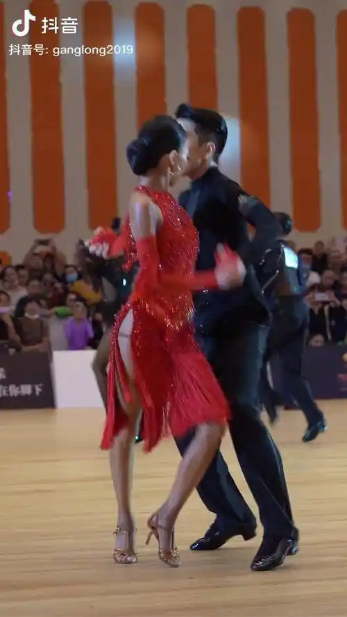 墨茉牛仔连跳5支舞的墨茉组合这体能平时肯定没少