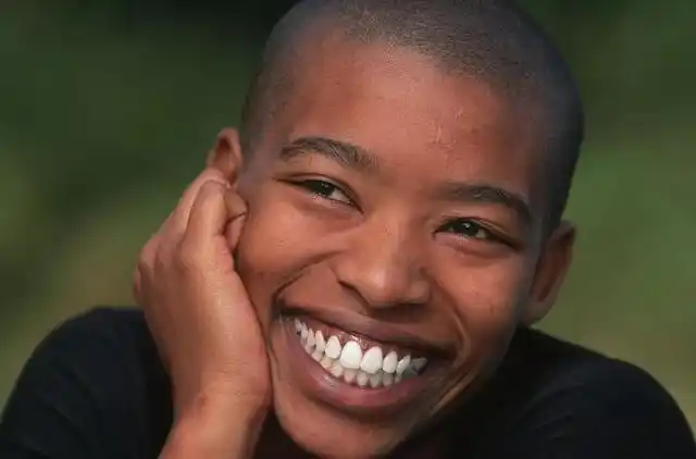 非洲人皮肤那么黑为啥牙齿这么白看看刷牙方式就懂了