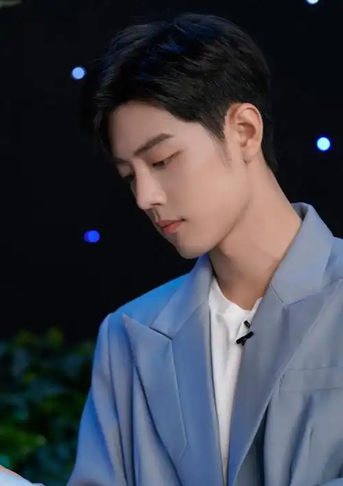 肖战蓝色西装造型清爽帅气