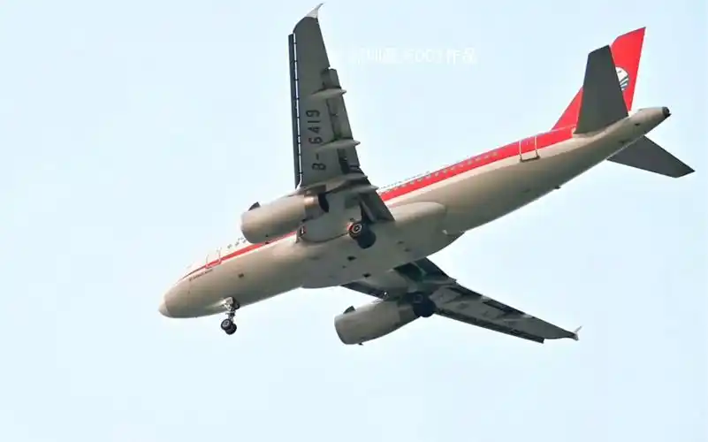 四川8633让全体中国人所铭记,中国英雄机长及机组沉稳果断,力挽狂澜地