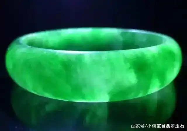 鉴别翡翠的真假没有那么难,只需一个放大镜就可以了!