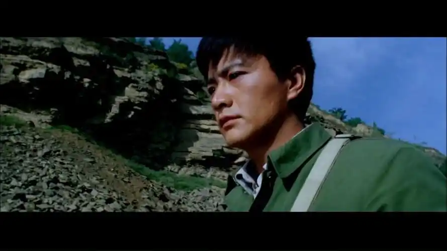 很不凑巧的是,高加林"走后门"的事情被告发了,他又不得不回到生养他