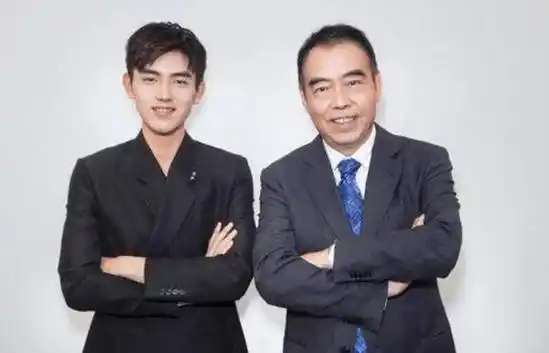 陈凯歌一家外出聚餐,陈红罕见出镜,美人迟暮成普通大妈_陈飞宇_陈导