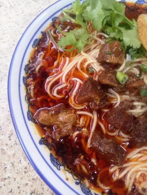 重庆面馆,牛肉麻辣小面10元,加蛋2元,爽!|牛肉|重庆|面馆_新浪新闻