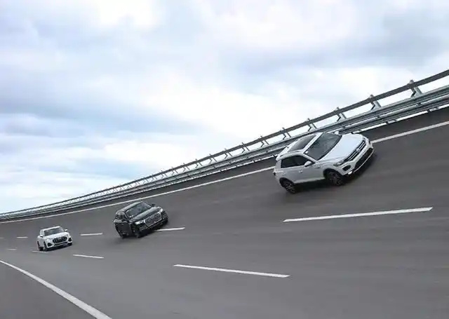 汽车高速行驶失去油门刹车,如何进行紧急处理,降低事故风险?