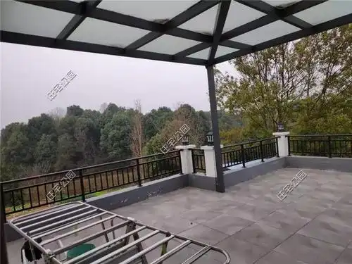 露台安装遮阳棚,这里变成了一处喝茶看景的好地方.