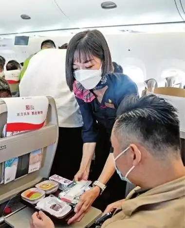 5月28日,乘务员在c919首个商业航班东航mu9191飞行途中为旅客提供餐食