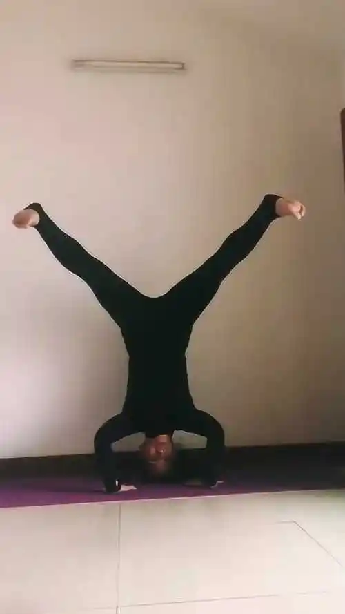 分腿慢起头手三点倒立