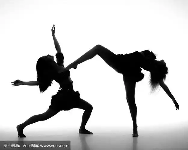 两个女人在白色背景上跳舞