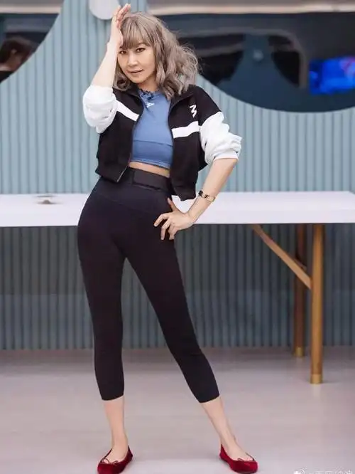 看到54岁张蔷的爆炸头造型才懂比起帽子女人戴假发更显年轻