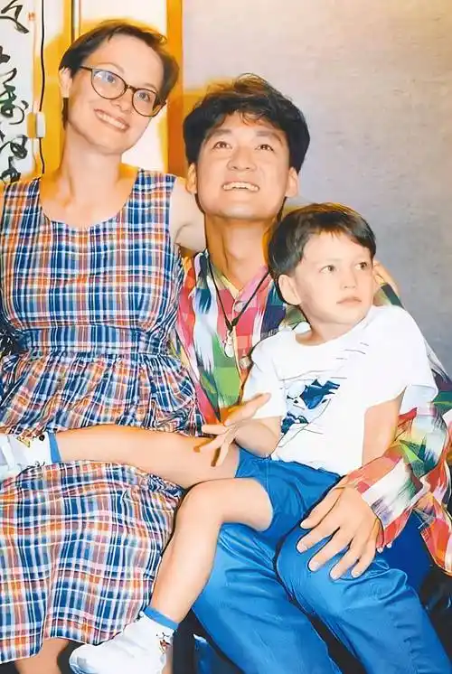 看到刘烨女儿的近照,终于明白混血儿的心酸,周华健比儿子显年轻