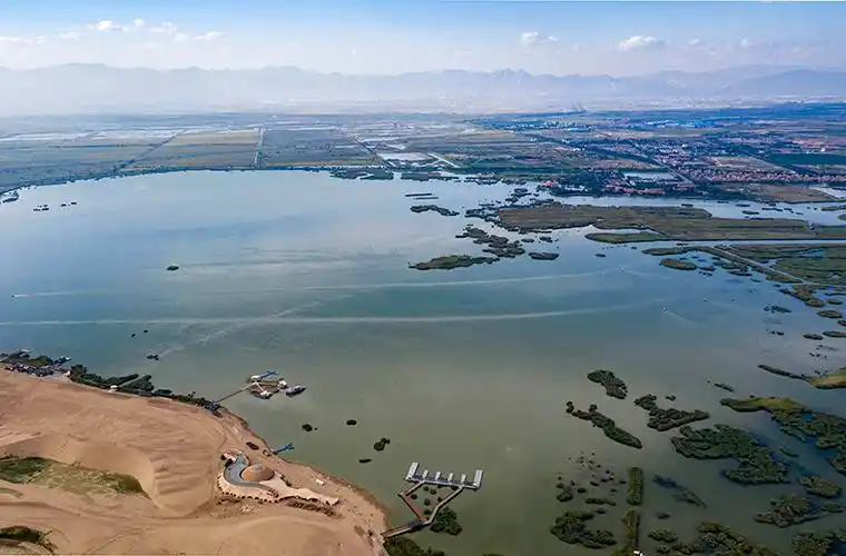 位于宁夏银川市以北42公里处的石嘴山市平罗县境内的沙湖景区处处呈现