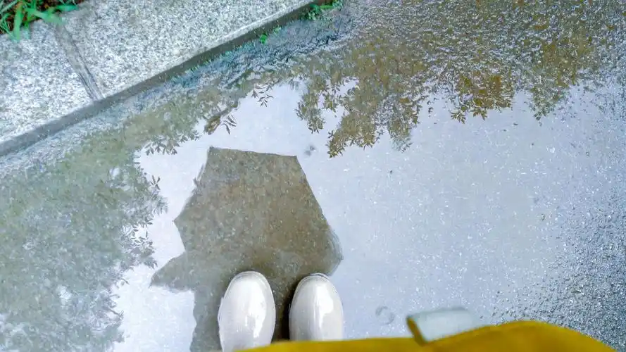 雨后换上雨靴去水坑里踩踩水,成年人的快乐或许就是有那么一刻还能做