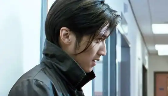 细看谢霆锋的外形,三庭五眼比例标准,脸型瘦长,眉眼清俊,上镜效果非常